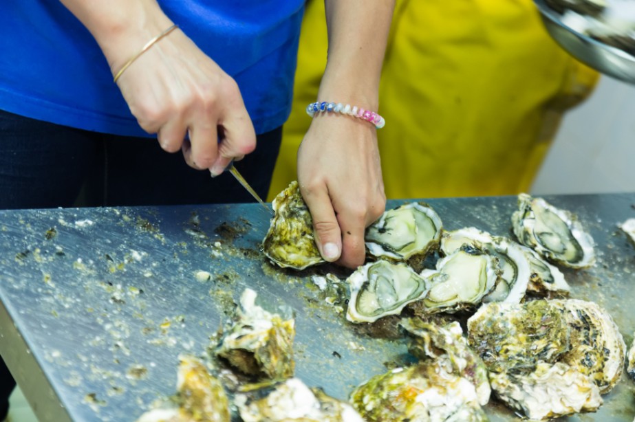 compressed-worker-opening-oysters